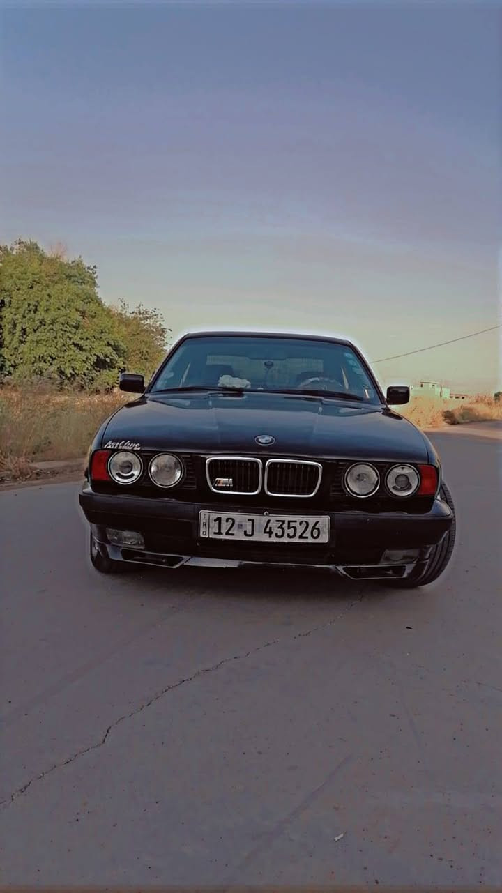 سلام عليكم للبيع BMW اسود كحلي حجم 520 موديل 1991 كير محرك كبس شرط اربع تايرات جدد سياره بيها طخه بجاملغ الخلفي سنويه 2031 سياره بسمي شرط التحويل سياره مكفوله السعر 62 وبيها مجال للاستفسار الاتصال ***********
