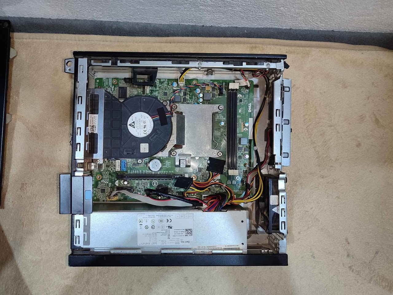 ﷽

کەیسی دێڵ بۆ فرۆشتن یەک کێشەی نییە تەنها ڕام و هاردی ئەوێت بۆ ئیشی ئاسایی و سەیرکردنی فیلم بێ کێشەیە 
وەک لە وێنەکاندا دیارە پێشی کەیسەکە شکاوە 
مواسەفاتەکانی:
Cpu : Core i5-3470

Psu :270wat dell 
 

نرخی: ٢٥ هەزار

شوێن:چەمچەماڵ 
گەیاندنیش هەیە بۆ هەموو کوردستان شمشمل, السليمانية


**إذا كنت صاحب هذا الإعلان وتريد حذفه لأي سبب، رجاءا أرسل رسالة إلى الدعم الفني**