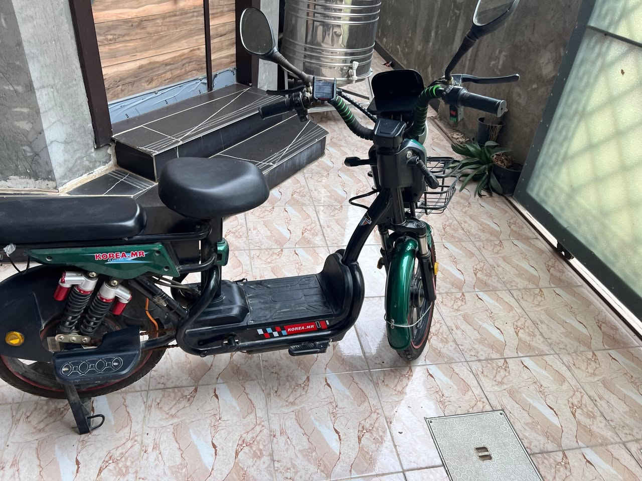 السلام عليكم
دراجة شحن للبيع استخدام شهرين السعر ٤٥٠ وبيها مجال المكان خرنابات   ***********
