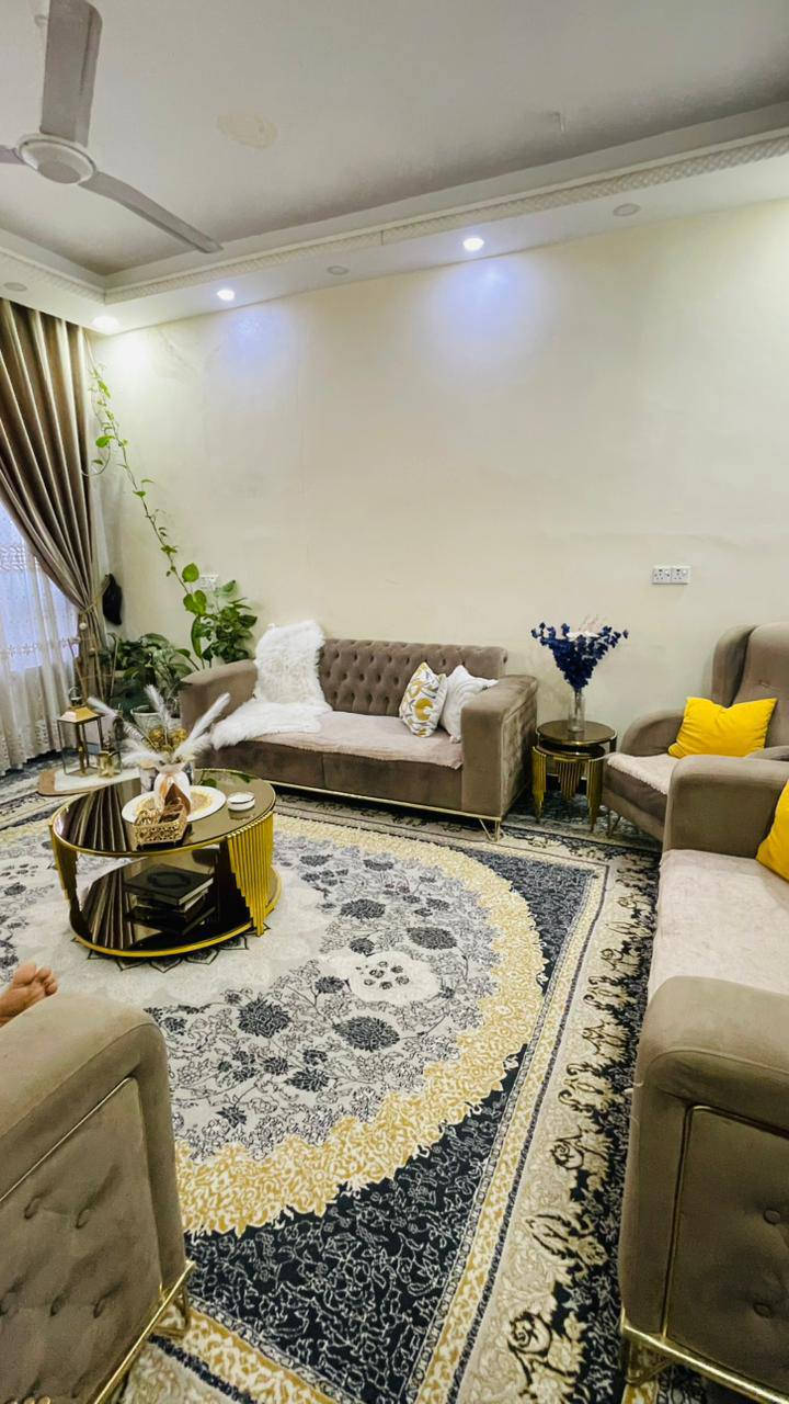 السلام عليكم بيت 120 متر 6*20 طابقين بنيان جديد كله كامله نقصه بس واجهيه
العنوان حي الجهاد يم المدارس 
تواصل ***********
