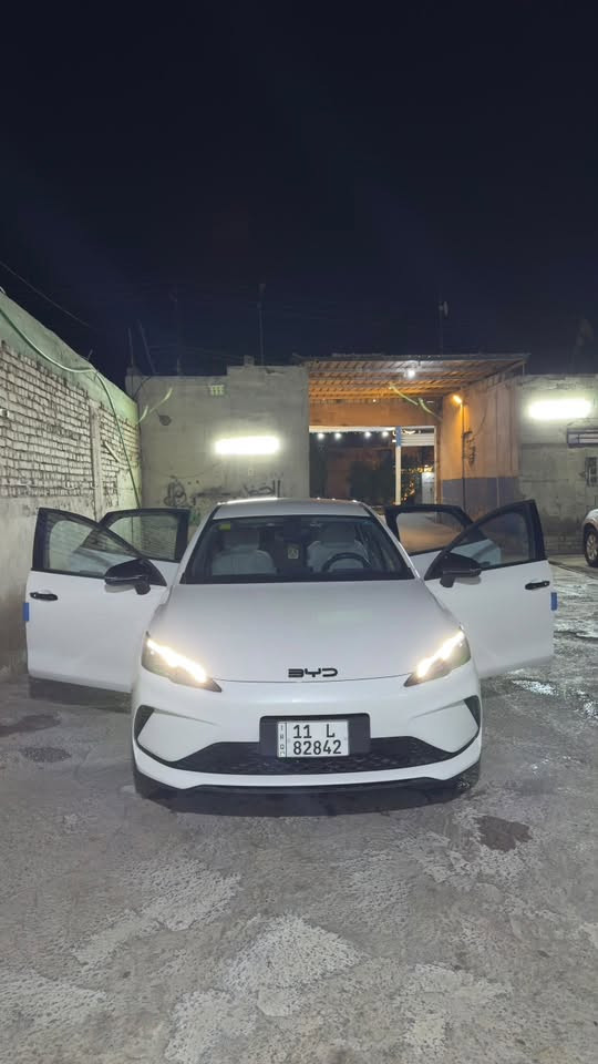 🚗 للبيع: BYD SEAL 05 موديل 2025 (نص فول - بحالة الوكالة)
 العداد (ماشية): 6,770 كم فقط (شبه زيرو).
 الرقم: بغداد (بإسمي والتحويل ثاني يوم مباشرة).
 السعر: 19 مليون وربع (19,250,000 دينار) وبيه مجال للشراي.
 الموقع: بغداد - الحسينية.
 للتواصل والاستفسار: ***********
🔍 حالة السيارة والصيانة (موثقة من الوكالة):

فحص البطارية: حالة البطارية 100% بحسب فحص شركة المقادير (وكالة BYD الرسمية).

الدهن والصيانة: كل تبديلات الدهن ومراحل الصيانة تمت داخل وكالة BYD شركة المقادير. 

التحديثات والبرامج: السيارة محدثة آخر تحديث رسمي داخل الشركة، ومحمل عليها بكج برامج كامل مكمل وجاهز للاستخدام، يشمل: (يوتيوب YouTube، نظام الملاحة ويز Waze، متصفح إنترنت، متجر أبتويد Aptoide، أندرويد أوتو Android Auto، وتطبيق دراما لايف Drama Live).

🌟 المواصفات والتقنيات المعروفة لفئة (النص فول):
 النظام الهجين المتطور: اقتصادية جداً في استهلاك الوقود مع عزم وقوة ممتازة.

 الشاشة الذكية: شاشة BYD الشهيرة بنظامها السلس والسريع.
 أنظمة الأمان والسلامة: حساسات، كاميرات، نظام المكابح المساعد، ووسائد هوائية لحماية الركاب.

 الراحة والرفاهية: دخول ذكي، تشغيل عن بعد، تكييف مركزي ممتاز، وإضاءة LED حديثة.

➕ الإضافات المميزة والإكسسوارات (كلها جاهزة ومضافة للسيارة):
 التعديلات الخارجية (Black Edition): تحتوي على (شفقات جام خلفي، سكوب مرايات، سكوب يدات أبواب 4، جناح صندوك، هوائي، وعلايم سود) كله أصلي باللون الأسود الملكي.
 العزل والخصوصية: تغليف زجاج عازل حراري أمريكي أصلي + بردات جاهزة للأبواب الأربعة.

 الحماية والعناية: جادر (غطاء) خاص بالسيارة + غطاء دشبول أمامي وخلفي + تجوة وسطية لحفظ النظافة.

 التوثيق والأمان: داش كام (كاميرا تسجيل ومراقبة للطريق) مع رام بسعة 30 GB.

🧰 حقيبة وعدة الطوارئ المتكاملة المتوفرة مع السيارة:
السيارة مجهزة بالكامل لجميع الظروف وتحتوي على: (طفاية حريق، حبل سحب، درنفيس فحص فيوزات، حقيبة إسعافات أولية، مثلث طوارئ، عدة سباين متكاملة، جك، كيبل جطل ،وعدة بنجر).

📌 ملاحظة: السيارة نظيفة جداً (وردة مال الله) وبحالة ممتازة وجاهزة للاستخدام فوراً بدون أي مصاريف. للجادين يرجى الاتصال على الرقم المتواجد أعلاه
