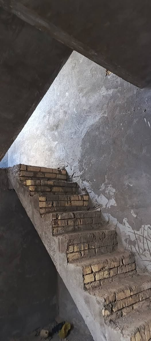 سلام عليكم بيت للبيع 200 متر واجه 10 نزال 20 غرفتين وصاله وستقبال ومطبخ وصحيات داخليه وخارجيه وممسس كهرباء وماء وملبوخ نص لبيت ستفسار ع هذه رقم ***********
