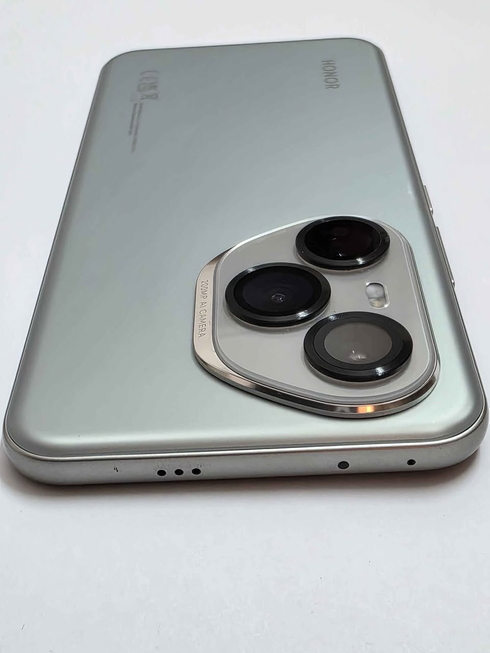 للبيع: Honor 400 Pro (حالة ممتازة)
​جهاز رائد يجمع بين القوة الفائقة في التصوير والأداء.
​المعالج: الأقوى حالياً Qualcomm Snapdragon 8 Gen 3.
​الذاكرة: رام 12 جيجابايت (تصل إلى 24GB مع ميزة التربو).
​التخزين: مساحة داخلية ضخمة 512 جيجابايت.
​الشاشة: بدقة 1.5K (2800 \times 1280) مع سطوع جبار تحت الشمس.
​الكاميرات: نظام تصوير احترافي بدقة 200 ميجابكسل مدعوم بالذكاء الاصطناعي.
​البطارية: سعة 6000 مللي أمبير بتقنية السيليكون والكربون المتطورة.
​الشحن: يدعم الشحن السريع جداً بقدرة 100 واط. والشحن اللاسلكي  بقدرة 66 واط
​النظام: يعمل بأحدث نظام Android 15 مع واجهة MagicOS 9.0.
​الحماية: مقاوم للماء والغبار بمعيار IP68/IP69.
السعر ٦٥٠ الف 
العنوان بغداد المشتل او الحبيبية
للاستفسار *********** بغداد, العراق
