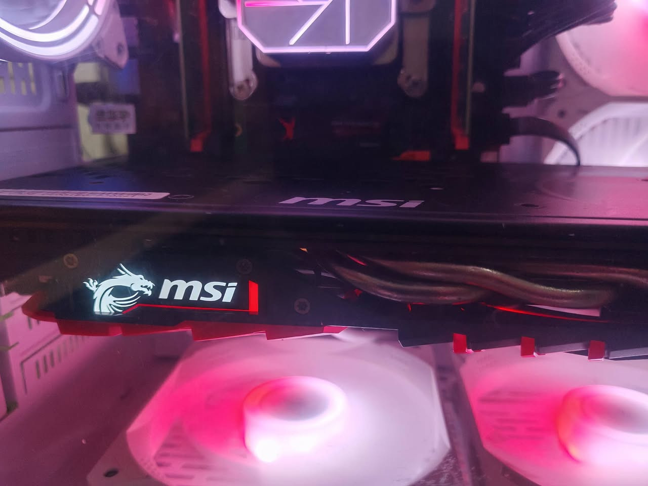 🖥️ حاسوب ألعبة (جيمينغ) جديد تماماً 🎮
💰 السعر: 220 دولار
📞 الرقم: ***********
📍 الموقع: السليمانية، رانية

✅ المعالج: Intel Xeon E5-2680 v3
   (12 نواة، 24 خيط) ⚡ 2.5 GHz – 2.9 GHz
✅ الذاكرة العشوائية: 16 GB
✅ القرص الصلب الأول: 256 GB SSD (NVMe) 🚀 سريع جداً
✅ القرص الصلب الثاني: 256 GB HDD 💾 للتخزين الإضافي
✅ كرت الشاشة: NVIDIA GTX 1060 – 6 GB 🎨
✅ اللوحة الأم: X99
✅ المراوح: 7 مراوح ملونة (RGB) 🌈 يتم التحكم بها
✅ النظام: Windows ✅ مثبت وجاهز للاستخدام

---

🎯 لما يُستخدم؟

🎮 الألعاب (جيمينغ) – جميع الألعاب الحديثة
🎨 التصميم، الرسم، 3D
📽️ مونتاج الفيديو
💼 الأعمال الثقيلة والمتعددة المهام (Multi-tasking)

---

💵 السعر والاتصال:

سعر هذا الحاسوب هو 220 دولار.
📲 إذا كنت مهتماً أو لديك أي استفسار، اتصل على:
*********** عبر واتساب

---

📌 ملاحظة:

· تم تثبيت ويندوز جديد.
· كرت الشاشة فقط مستعمل ثانوي (مستعمل قليلاً).
· التوصيل متاح 🚚.
