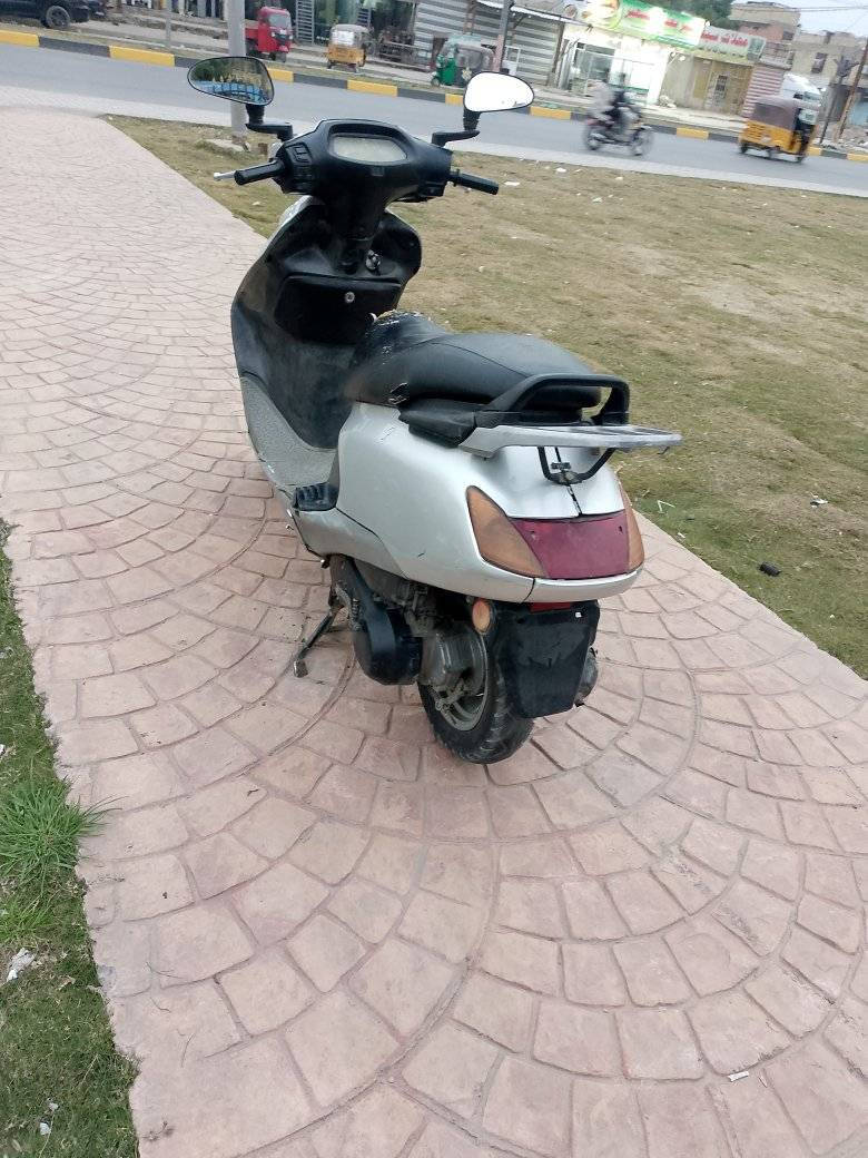 دراجة اسبيسي ياباني سرعة 100 مكينه بلاديه ما مفتوحة ابد ناعمه شلعه قويه كهرباء كوله شغال نكره سلف هندر اوراق بسمي الدراجة صار 3 اشهر من نازله رنبه على ايدي مكفوله السعر 450 بغداد الشعب رقمي ***********
