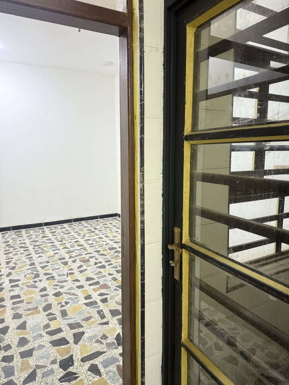 للإيجار مشتمل مساحة٧٢ م بناء حديث يحتوي على
ط١/ أستقبال + حولي مطبخ + غرفة نوم + صحيات 

ط٢/ غرفتين نوم + صحيات + بيتونة + صحيات خارجية 

العنوان / الشعب سوق شلال خلف مكوى الخضراء

للأستفسار الاتصال *********** مكتب الكرار للعقار
