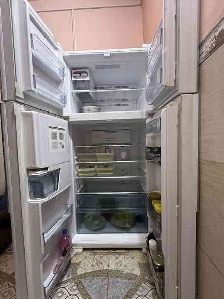 ثلاجة نوع هيتاشي ستعمال كلش قليل نضافة فول سعرة مليون ٣٠٠ للستفسار ع رقم ***********
