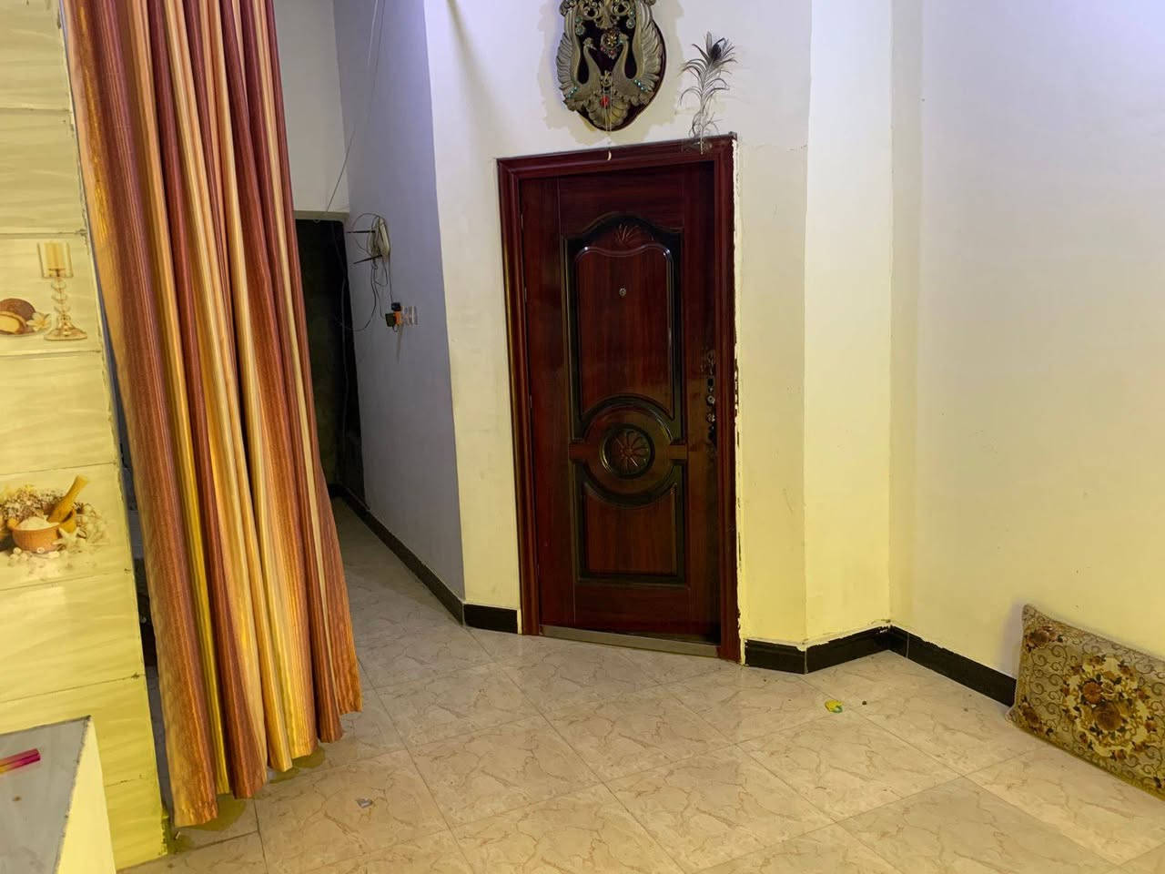 للبيع بيت100متر واجهيه 10 نزال10 غرفه 5ب4 صاله 4ب4 مطبخ حار وبارد ديوانيه 4ب4 حديقه صحيات داخليه خارجيه سراميك ارضي جداري سقف ثانوي بيت جاهز ربطات ارضي ونص سقف مسلح العنوان البصره ابي الخصيب العوجه خلف شركت الفرمستون 
***********
سعر40
