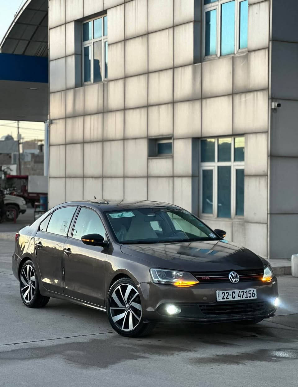 لە هەولێرم سحری ( ٨٨ وەرەقە )
***********
واتسئاپی لەسەرە

جیتا مۆدیل ٢٠١٥ خەلیجی شکل نوێ 
مەکینە ٢٠ خلیجی مەرخوب  نەکرایتەوە

٥ پارجە و پەلەیک بۆیاخە

گێر و مەکینە و تەقە و رەقەی بەشەرت 
سەنەوی هەزەی تازەیە  تا ٢٠٢٧ ب
سەیارەکە بێ مەسرەفە و هەموو گیانی بەشەرتە
٤ تایە و ویلی خاوێنی لەسەرە

مواسەفات خلیجی

سحری ٨٨ وەرەقە ومەجالێکی زۆر کەم *********** أربيل, العراق
