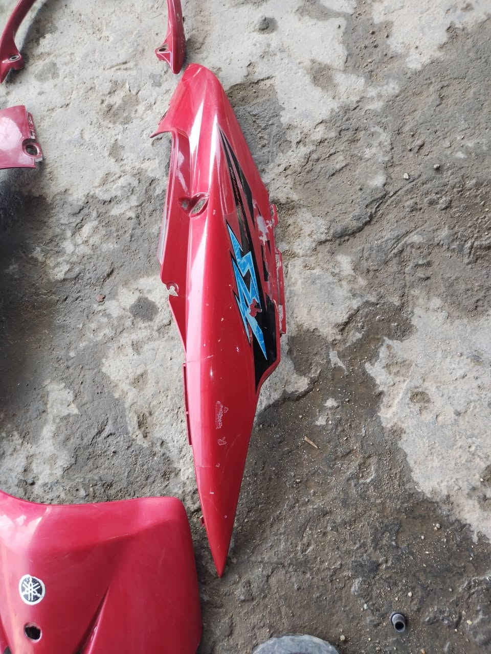 سلام عليكم ذني كفرات حمر كاملات اللبيع عوزهن بس وجه كدامك مبينات بل صوره او قبق هندر رياضي بلادي مال حاويه اللبيع او بخدمت الشراي رقمي ***********
