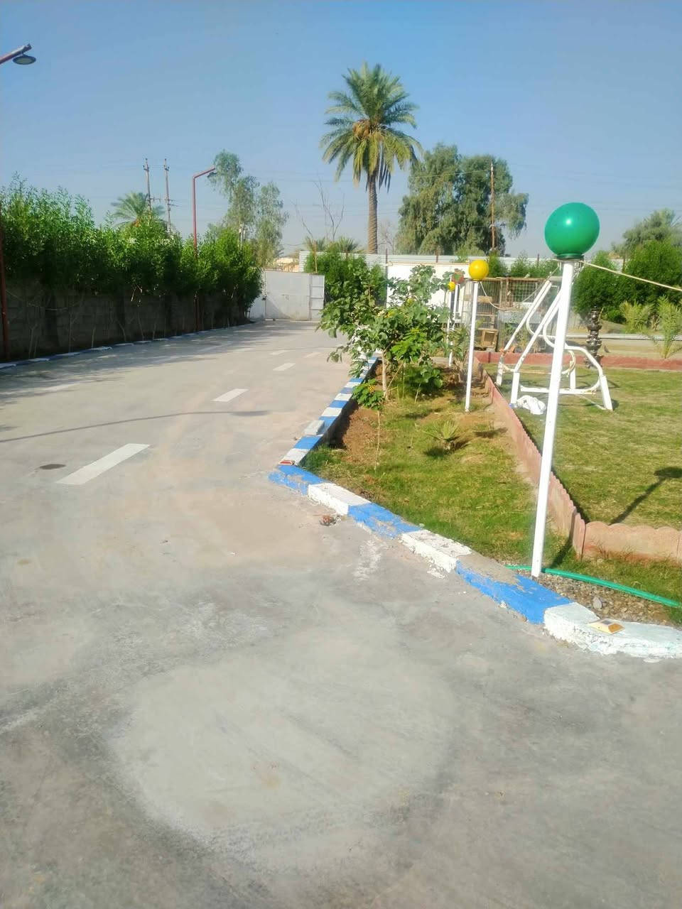 @مزرعه مساحه 1500متر ملك صرف تحويل في الطابو  وجه المزرعه 60 متر والنزال 25 متر  فيها بناء  بيت 200 متر بناء 2025  يحتوي علئ 3غرف ومطبخ  وصاله 50 متر و4 صحيات داخليه وخارجيه واجه البيت مرمر خالص اضافه الئ شاليه للضيوف وبحيرة اسماك  و3حدائق ايضا مسيجه  بلوك وملبوخ  جميع الجوانب العنوان بغداد جانب الرصافه شرق القناة طريق السياحي منطقة كاسر بوص تبعد عن فلكة حي النصر 10 دقائق السعر النهائي 250 مليون  من الاخير للااستفسار  رقم الموبايل ***********    والتوفيق للجميع تحياتنا
