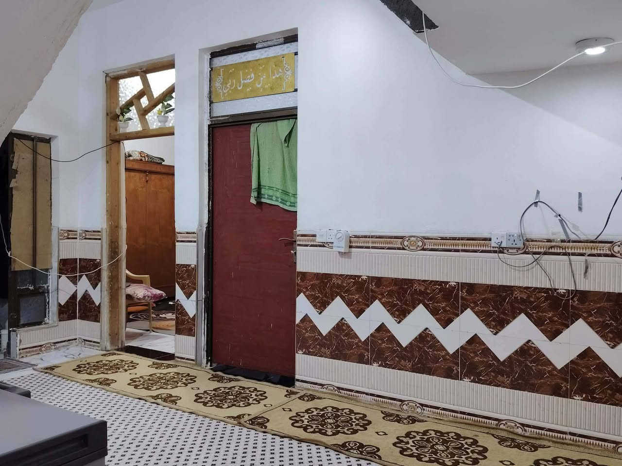 يالله بيت للبيع بحواس شارع حسينية البتول يبعد ع شارع 200 متر مساحه 150 كامل مكمل ستقبال مطبخ صاله غرفتين نوم  ***********
