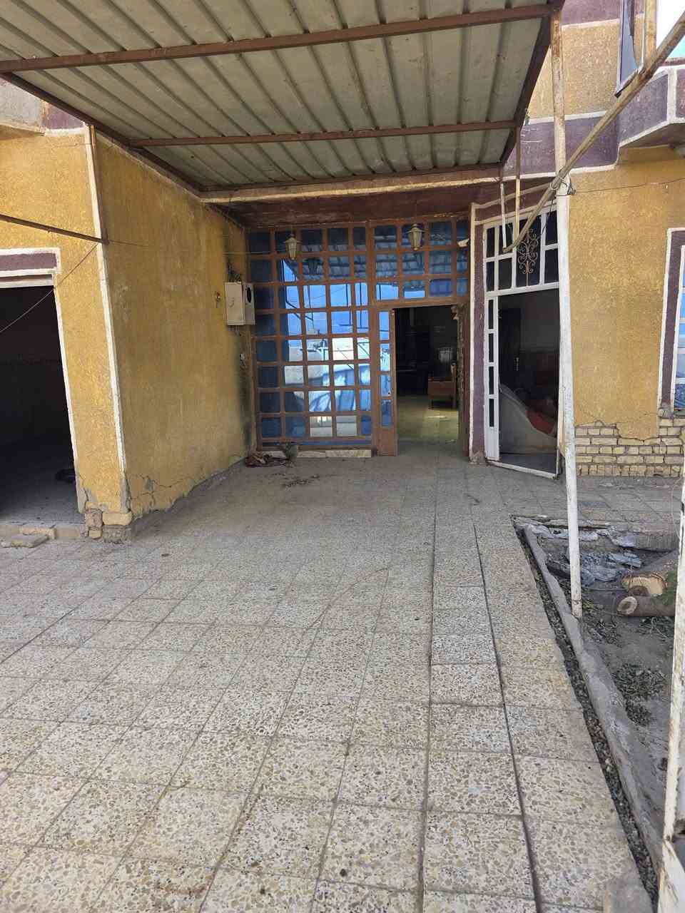 السلام عليكم يوجد دار للايجار في الراشدية  منطقة البدعة مساحة 250 متر بداية المنطقة بالقرب من برج الاتصالات يحتوي غرفتين ومطبخ واستقبال وصحيات داخليه وخارجيه وكراج كبير للإتصال ***********
