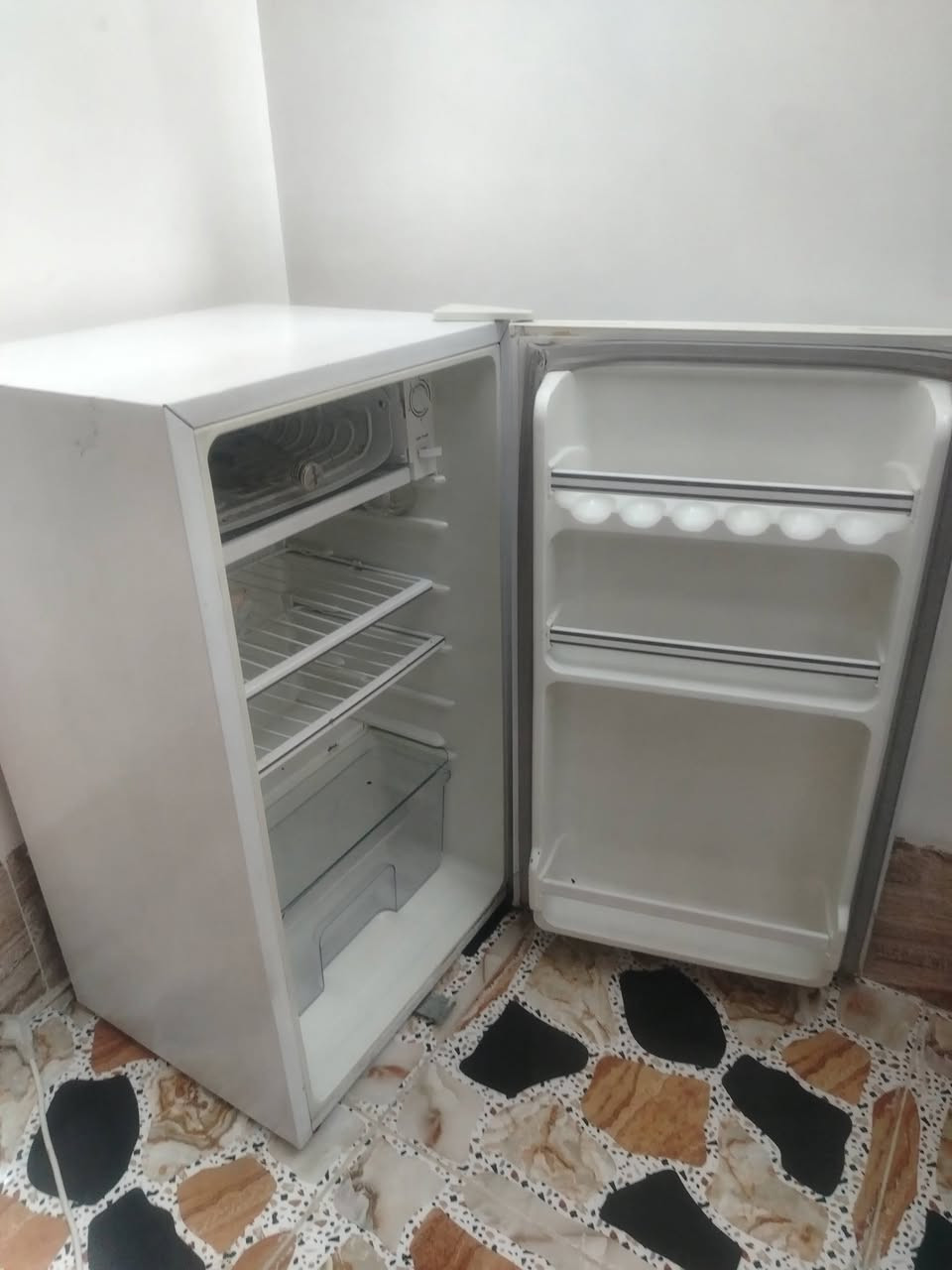 ثلاجة البيع جديدة بعدهة بلادية فحص شهر  ***********
