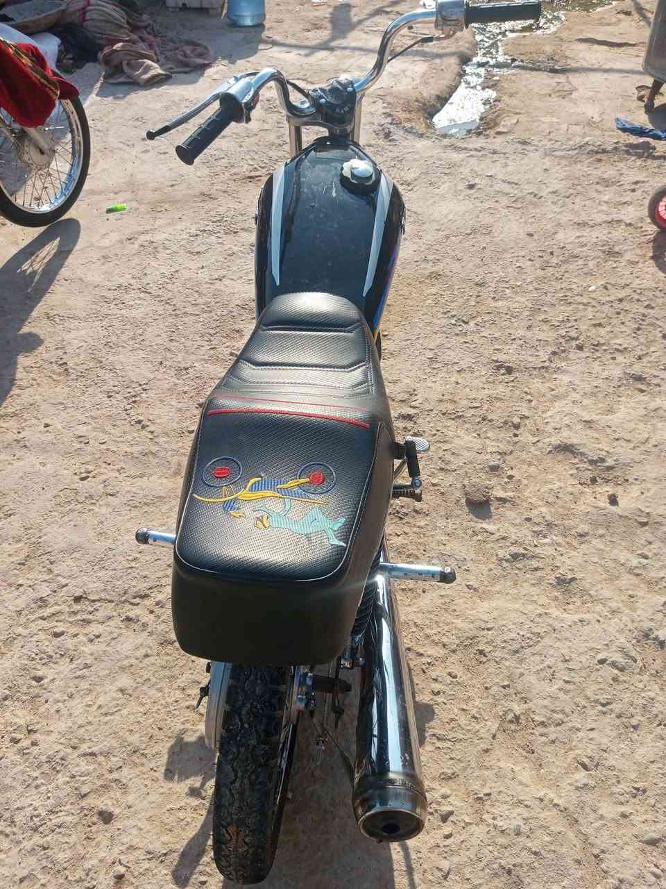 سلام عليكم نامه بدون للبيع  شاصيه 23وتعميرته 26 كله جديد بيه مكينه ناعمه ماتسمع صوته وين ماتريد روح بيهة مكفوله من كلشي سعره 450وبيه مجال جماعت ال350لا طبلي شلع مكانه دوانيه شارع سالم الرقم  ***********

