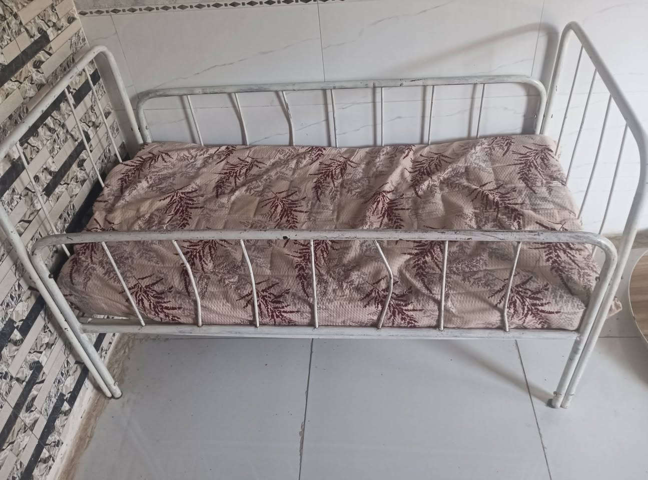 جربايه تسكام قوية كلش تكفي الحد عمر 9 سنوات قياس طول 160 العرض 90 مع الدوشك سعره 50 قفل 
مدات كاشان الاصلي قياس العرض متر والطول 5 أمتار سعرهن 40 
طبله قطرها 80 سعرها 15
الديوانية حي جامعه 
***********
