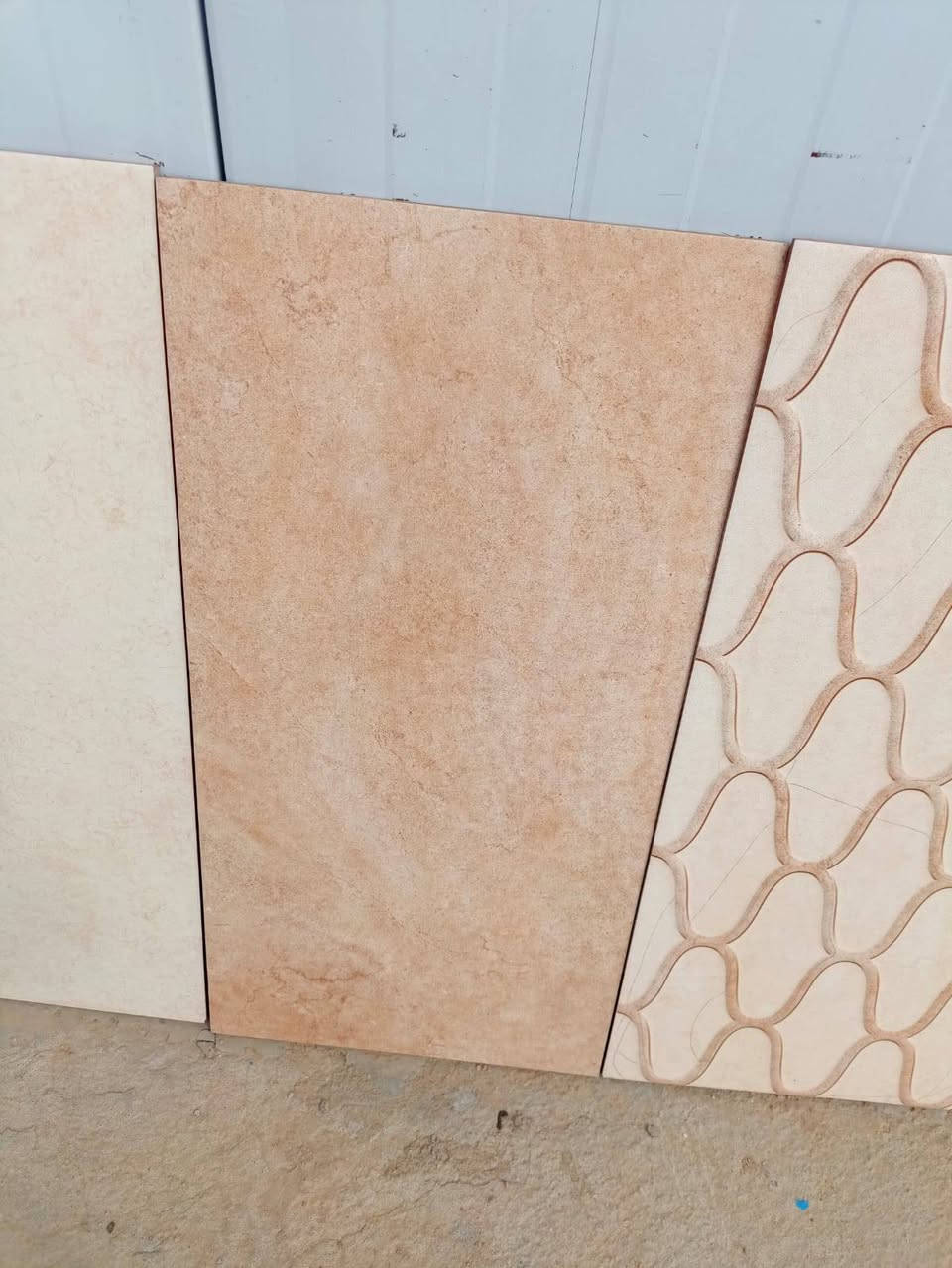 عروض وتخفيضات  يوجد لدينا سراميك بأنواعه مطابخ وصحيات وارضيات بكميات هائله وبأسعار تنافسيه سعر المتر ب ٣ ونص الف دينار   تواصل اتصال ***********
