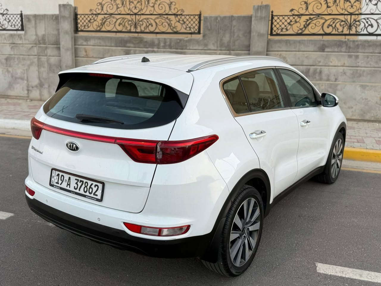 كيا سبورتج 2018 خليجي وكالة الدوليه 
رقم كربلاء الدولي تحويل مباشر 
عداد المسافه : 97 الف km
حجم المحرك : 4 سلندر 2000 دوش 
السياره بيها جاملغ امامي صبغ اثر طخه بسيطه وبارد بسيط ابواب ثنين بدون فتح 
المواصفات .. 
بصمة تشغيل وابواب - تبريد قطعتين 
زراك لايت - حساس امامي خلفي 
شاشة صغيره - كامره خلفيه - مري شفط
السعر 164 ورقه  للاستفسار الاتصال 📞 
***********  مهندس حسين  
العنوان / كربلاء / حي الحسين 
شركة_المتحدة_ لبيع _ وشراء _السيارات
