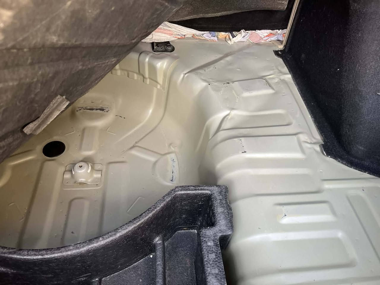 السلام عليكم 
كيه ريو مديل 2012 شركه عامه 
رقم بغداد باسمي هزه و ارقام جدد
محرك كير جدد بدون نقص 
سياره جاهزه بدون نقص 
بيه دحجه بسيطه حوض السبير فقط من جوه 
مكان السياره الشطرة 
اعتذر عن المراوس والاقصاد 
***********
