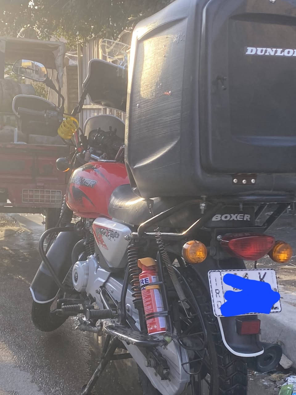 بوكسر 23 رقم وسنوية بأسمي شرط التحويل ثاني يوم هاي صورها وشوفوها الدراجة نضيفه الله شاهد ومكينه خرسه تجي تفحص وشوف شلعه ومعدل دراجه ماشيه 10 الاف حقيقي لا تجيني وتكلي شبيها مشتغله دلفري شي قليل *********** واتس حاجيني وتدلل
