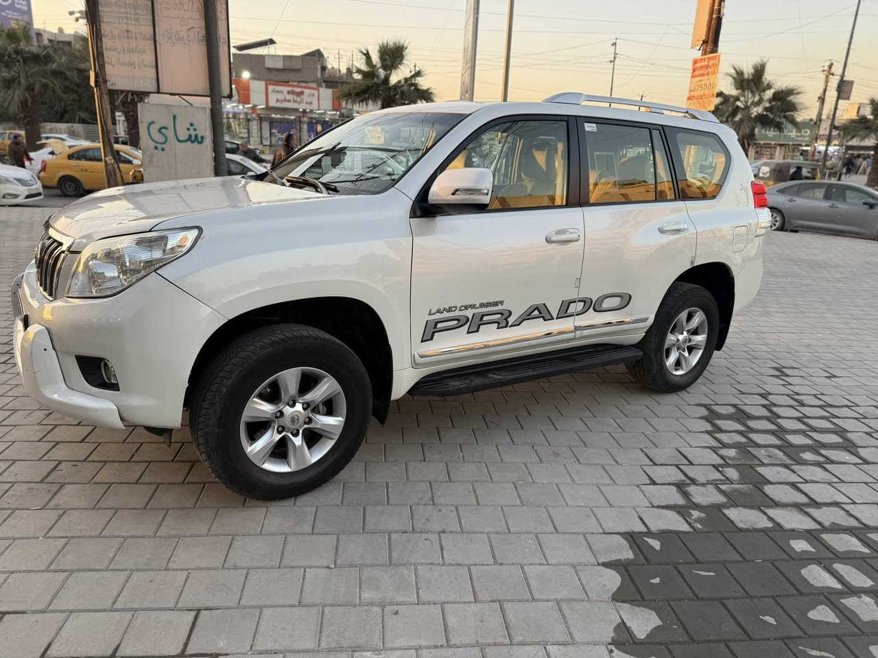 تحية طيبة لكم 
برادو 2012 خليجي مكفوله كفاله عامه (عدا كم شخط ب باب ) 
كويتي فول مواصفات 
6 سلندر 
السياره جديدة بمعنا الكلمه 
***********
