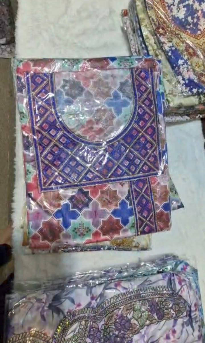 ولله الحمد تم توفير المخور بطبعات جديده😊🌈✨
مخور حرير إيطالي
قياس القطعه 4 متر...
بدووووون شيله
التجهيز يكون مشكل
للحجز والاستفسار مسنجر او واتساب ***********
