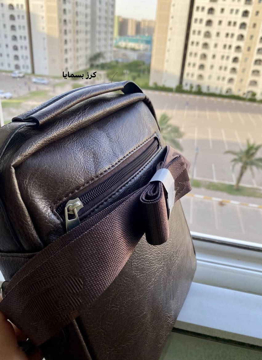 حقيبة رجالية من الجلد لاكوست (Lacoste). 🤎☺️
يظهر شعار التمساح الشهير واسم العلامة التجارية "LACOSTE" 😍
امزودة بحزام كتف قابل للتعديل لتُلبس عبر الجسم (كروس) أو على الكتف🖤
متوفر توصيل .


**إذا كنت صاحب هذا الإعلان وتريد حذفه لأي سبب، رجاءا أرسل رسالة إلى الدعم الفني**