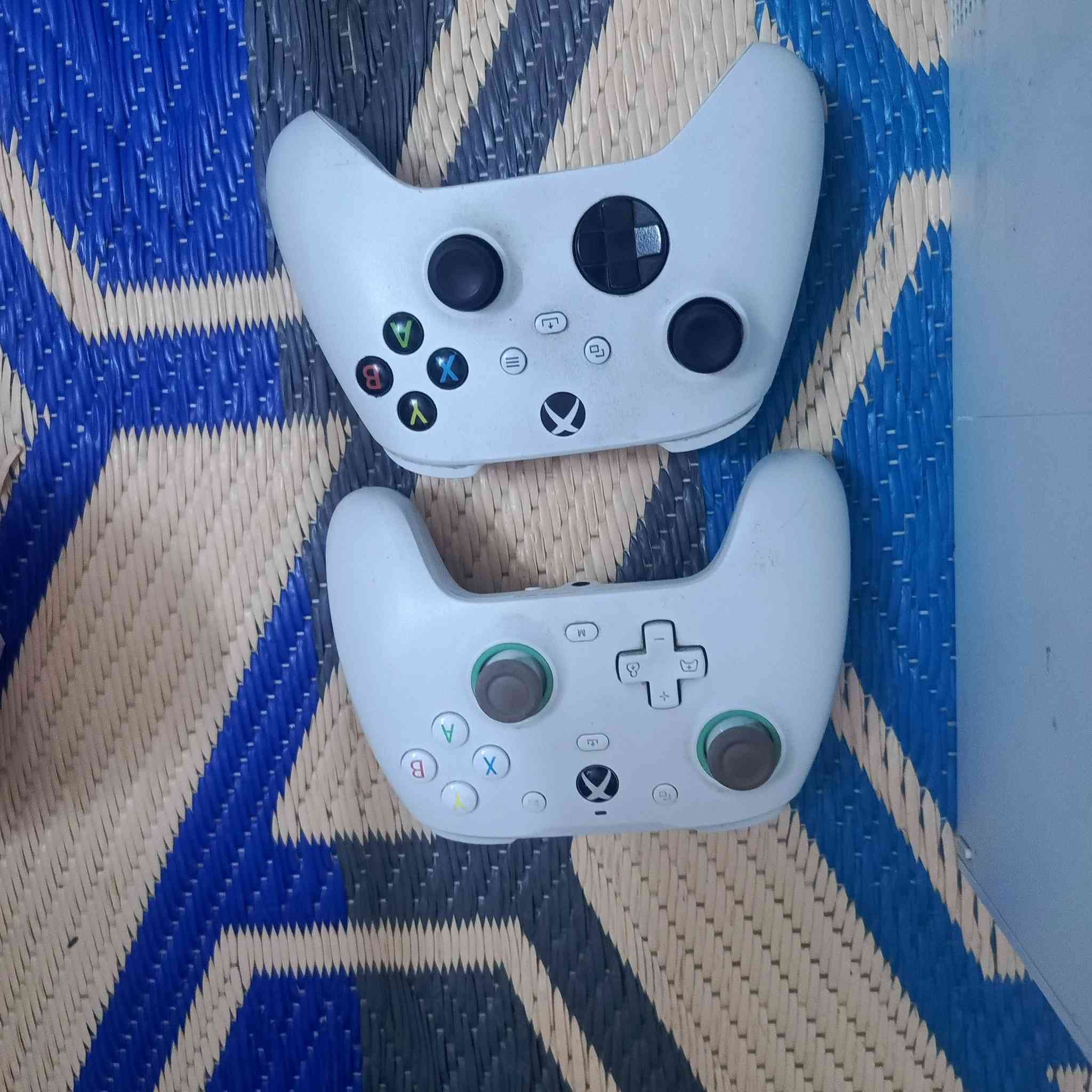 السلام عليكم 
اكس بوكس سريس اس 
ذاكره 512
مع UBS 850 
بي جوستكين وحده اصليه مال جهاز و وحده كيم سير احترافيه
الوايرات الاصليه كامله ويه الجهاز 
جهاز نضيف جدا استعمال قليل 
الجهاز لوك ستيكر لا مصلح ولا شايف الصيانه 

السعر 375 وبي مجال 
العنوان بغداد التاجي سبع البور 
‏‪***********‬‏
