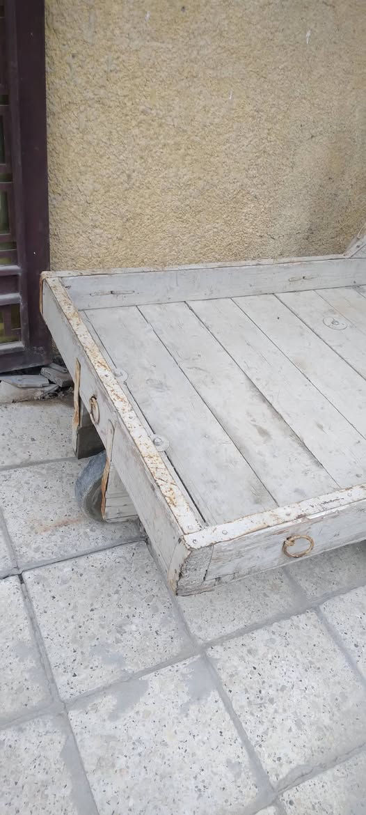 السلام عليكم ورحمة الله وبركاته اخواني عندي عريانه خشب نظيفه جدا للبيع السعر ٧٥ بيه مجال مكاني بغداد البياع موبايل ***********
