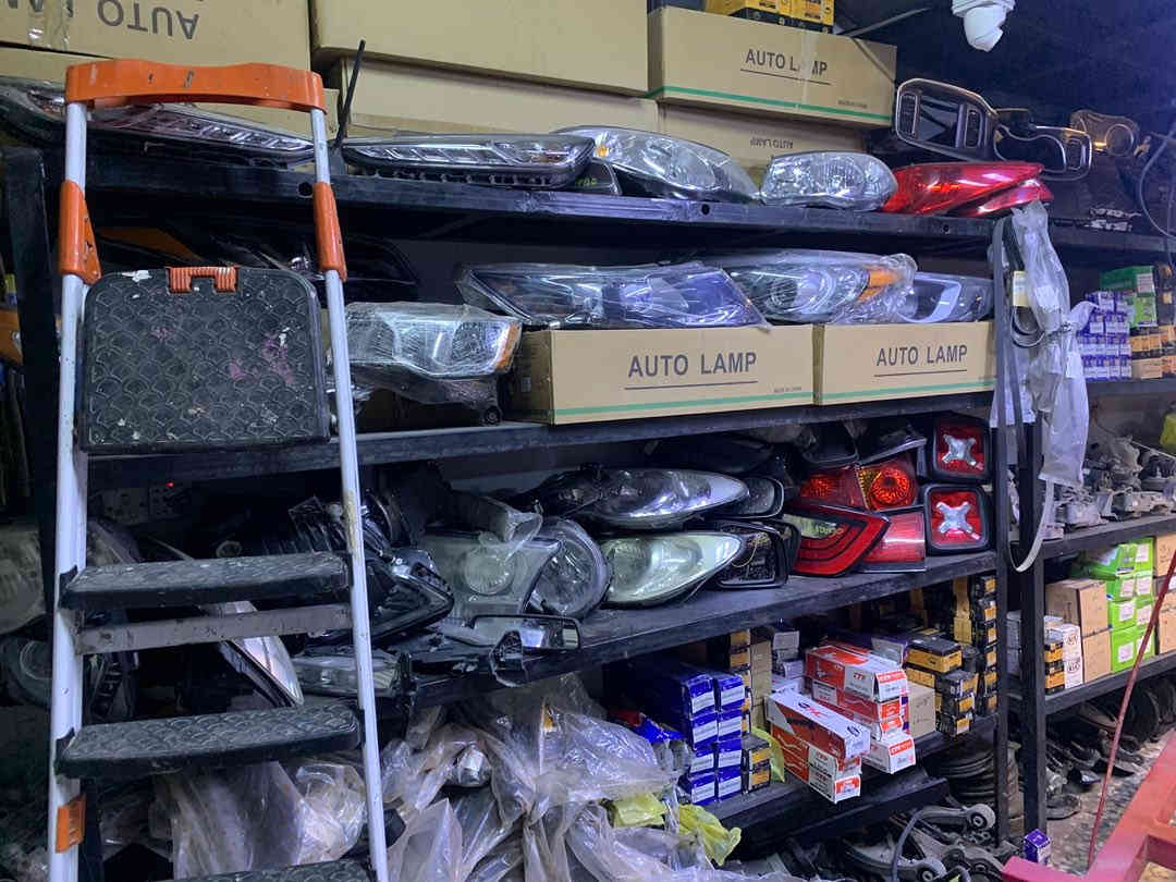 سلام عليكم 
اخوان محل تفصيخ كوري وامريكي جديد ومستخدم كامل للبيع العنوان بغداد كم ساره الاتصال على الرقم غير متواجد فيس 
***********
