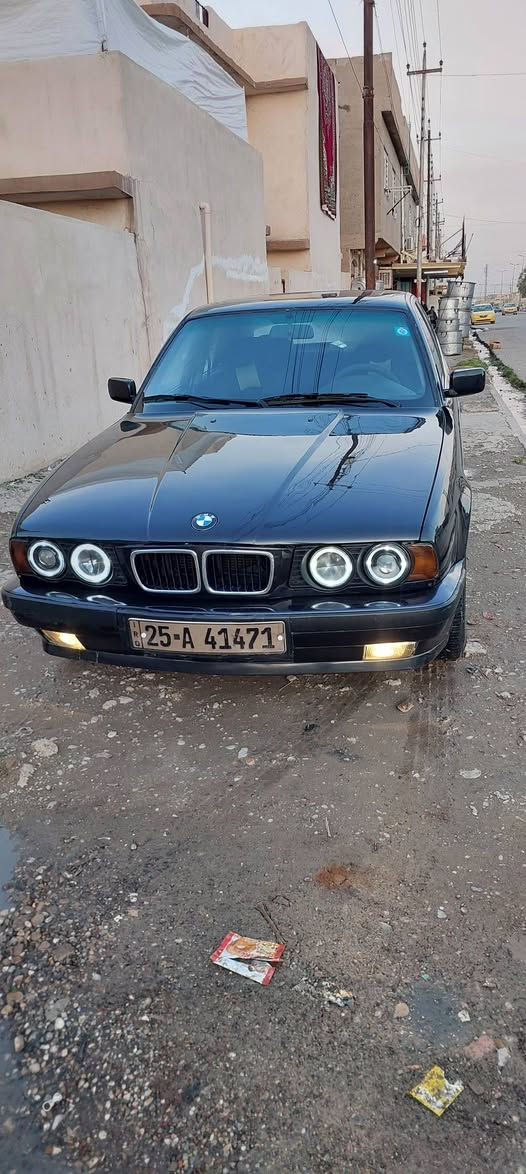 سلام عليكم 
بي ام 525 
موديل 1991
كبس كير اوتو فول 
تبريد شرط تدفه 
تواير جدد 
مصبوغ عام بدون ضرر 
رقم كركوك شرعي بل الموصل 
فقط تحويل 
داخل مخمل 
بيها دفتر بانزين 
سعرها ٦٣

***********
***********
