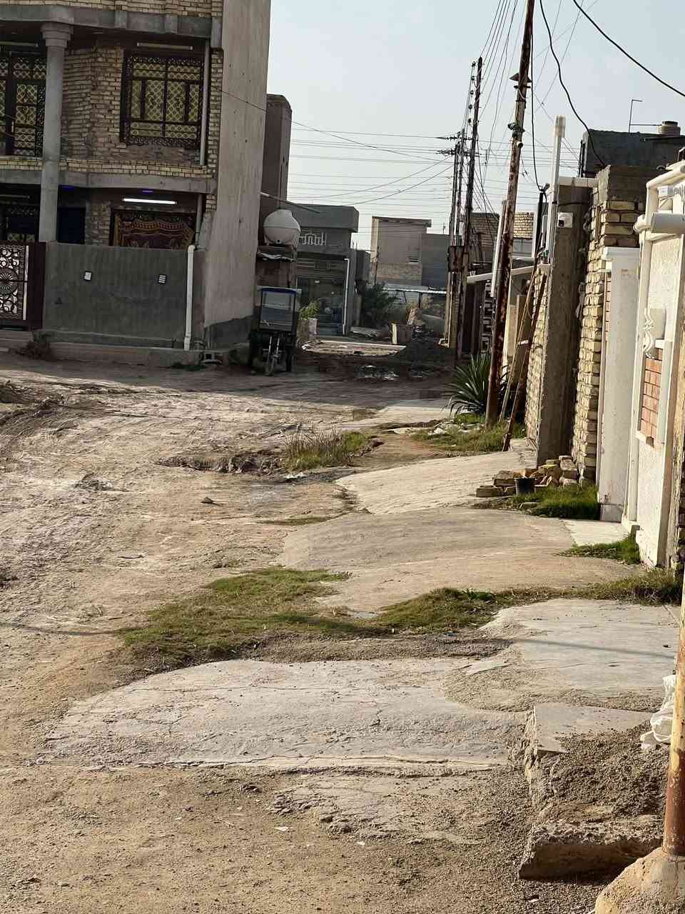 السلام عليكم نبدي بالصلاه ع النبي 

بيت 200 متر كامل مكمل من كلشي شغل درجه اوله من بناء 
وديكور وجبس بورد وارضيه وكل التفاصيل قريب ع شارع الضباط ومدرسه سدرة المتهى البيت غرفتين وحولي جبير وصاله ومطبخ وكراج وحديقه معروض للبيع واي ستفسر خاص موجود ورقامي موجود 
*********** 
‏‪***********‬‏
