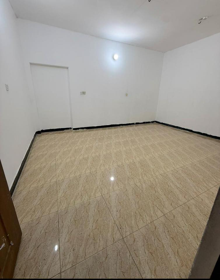 شقه طابق ارضي للإيجار غرفه وصاله وخدمات الغزالي شارع البداله قرب ملعب الخماسي ٤٢٥ الف 
***********
