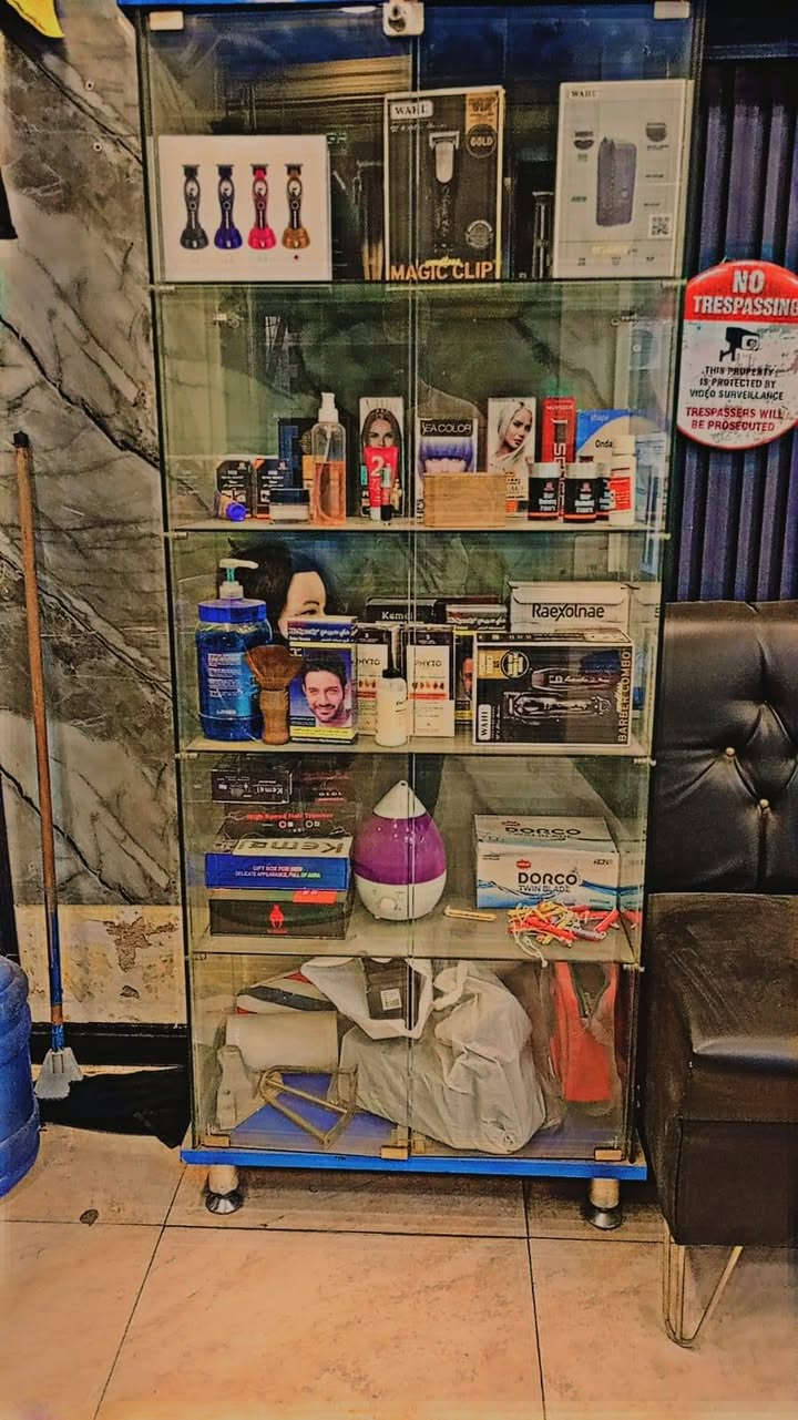 سلام عليكم عندي ميوز عدد 3البيع مع كرسي وحد جام خانه رفوف وتخم كدامكم المحل العنوان بغداد الحريه الرقم ***********
