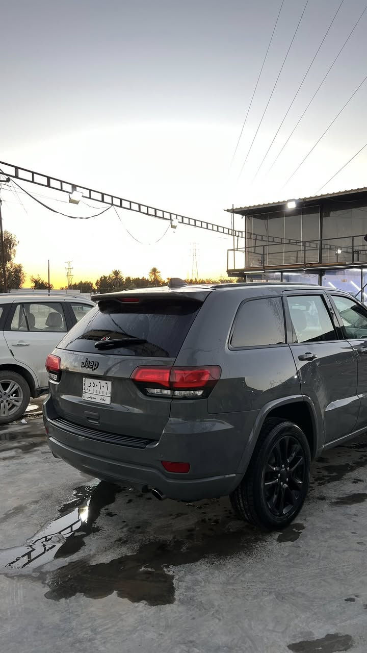 السلام عليكم
جيب كراند شيروكي موديل 2020
لون اسمنتي رقم بغداد
مواصفات:
فتحه سقف
جنطه كهرباء
حساسات
شاشه كبيره
تدفئه وتبريد كشنات + ستيرن بالاضافه الى تدفئه الكشنات الخلفيه
بصمه تشغيل وابواب + تشغيل عن بعد
مري قلاب + هيتر + نظام النقطه العمياء
توقف ذاتي
كشنات كهرباء جلد 
السياره عليها تخم تاير جديد وادامه كامله وجاهزه من كلشي كير ومكينه مكفولات حادثها جاملغ وبنيد بدون دواخل 
السعر 245 بيها مجال بسيط

‭٠٧٧٢ ٥٧٣ ٩٢٥٨‬
