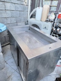 ميز سنستيل اصلي ثقيل وبي تايرات كلش نظيف السعر 170 بي مجال  0775552509...