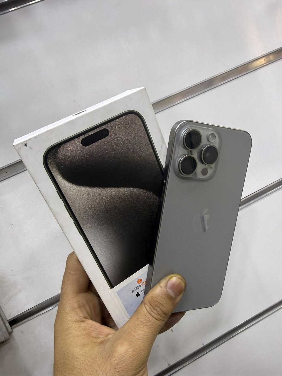 السلام عليكم ايفون 15 برو ماكس عربي شرق اوسط كارتونه مطابقه ذاكره 256 بطاريه 89‎%‎ الجهاز كفاله عامه عله الثلمه الي بل ضهر كلش زغيره وممبينه السعر 850الف قفل عنواني بغداد التراث قرب تقاطع درويش ***********
