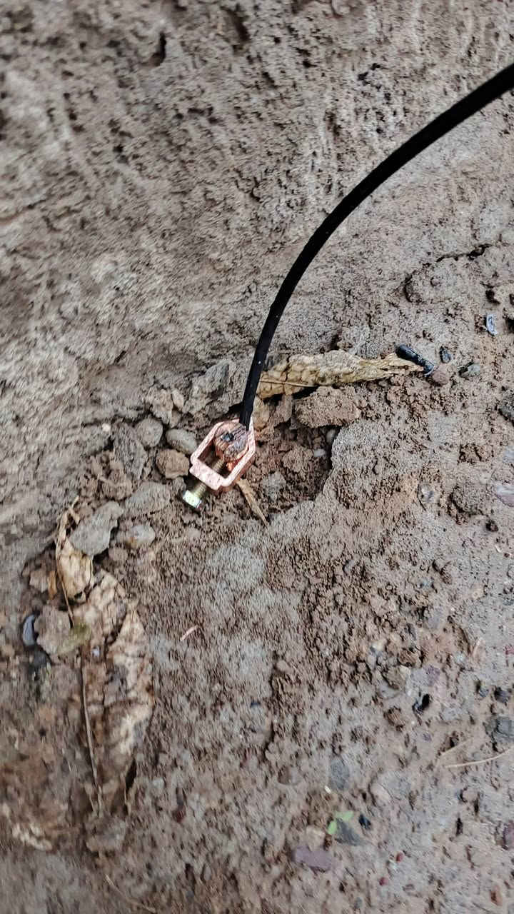 الحمدُ لله الذي علّم بالقلم، ووفقنا لخدمةِ عباده بالإتقان. من قلب مكتب الفجر الجديد، نعلنُ أنَّ منظوماتنا الشمسية ليست مجرد ألواح، بل هي قلاعٌ محصنة ضد تقلبات الطبيعة ومشاكل الشبكة.
لماذا ينامُ عميلُ "الفجر الجديد" قريرَ العين؟
لأننا فريق من المهندسين الأكفاء الذين لا يتركون مجالاً للصدفة. نحن نُهندسُ منظوماتنا بماركة SKE العالمية ونُدعمها بـ:
✅ نظام تأريض (Earthing) احترافي: لتفريغ الشحنات الزائدة وحماية منزلك وأفراد عائلتك من أي تماس كهربائي.
✅ خطّا دفاع (SPD): نركب حمايات متطورة ضد الصواعق والرعد، لتبقى منظومتك صامدة في وجه العواصف.
✅ درعُ الحماية من الجهد العكسي: هندسة دقيقة تحمي انفيرترك من الارتداد الكهربائي الناتج عن انطفاء "المحركات الحثية" الثقيلة في الحي، لتتجنب الأعطال القاتلة عند انطفاء الوطنية.
نحنُ لا نركب معدات.. نحن نزرعُ الأمان في بيتك! 📐💎
💎 الفخامةُ الهندسية.. بأسعارٍ رمزية!
لقد أثبتنا أنَّ الجودة الفائقة يمكن أن تُمتلك "بسعر التراب" مقارنةً بقيمتها الهندسية. نحن نوفر لك الحل الأذكى والأكثر أماناً بأسعار تنافسية تكسر احتكار السوق.
📍 شرفونا في مقر القيادة الهندسية (المعرض):
الشرقاط / الساحل الأيسر / سديرة وسطى - مقابل مطعم وينز - بالقرب من مسجد بلال الحبشي (رضي الله عنه).
📞 للتواصل المباشر مع طاقم المهندسين:
م. عبدالله: ***********
م. عثمان: ***********
"الفجر الجديد.. هندسةٌ تحمي استثمارك، وضمانٌ يمتد لـ ٥ سنوات."
