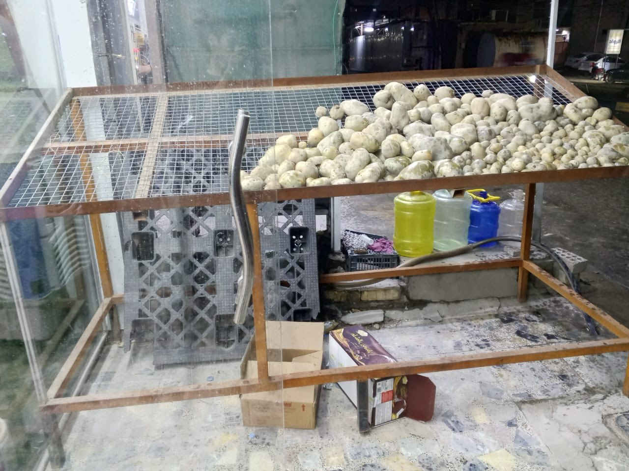 ميز مخضر تفصال درجه أولى عدد ٥ 
٢ ميز طول ٥ أمتار مع المري 
و ٣ ميوزه ع ٢ متر ونص 
عنواني بغداد البلديات شارع الكنيسه شاهد الله مفصلهن  غاليات قيم وأخذ بل يرضي الله 
***********
— في ‏البلديات شارع المصرف‏.
