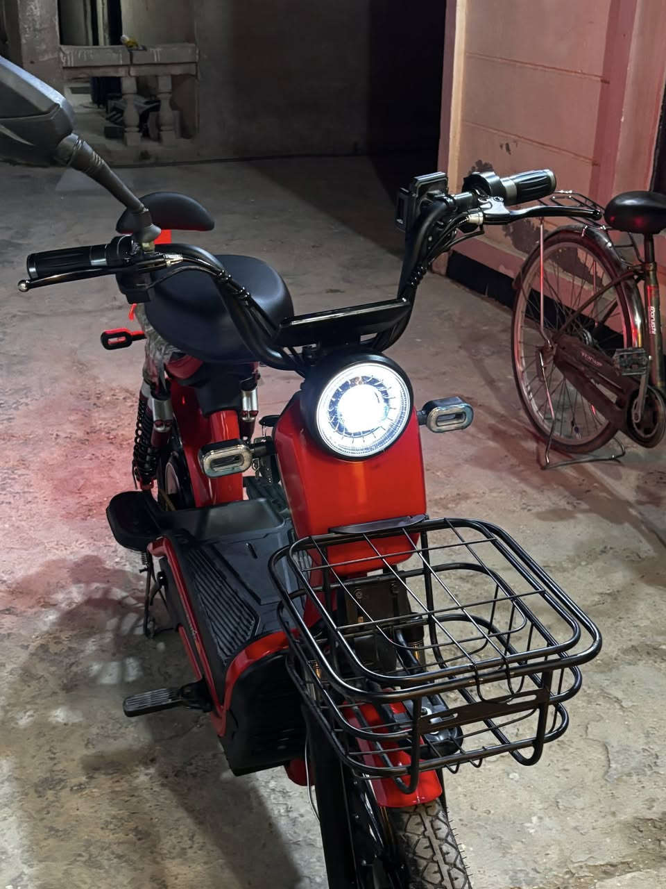 للبيع دراجة شحن حجم 20 🔥
المواصفات:
 • بيها 5 بطاريات كبيره
 • مفاتيح + بصمة عدد 2
 • إشارة يمين ويسار
 • عدسة زينون قوية
 • هورن قوي
 • قاعدة شحن للموبايل
 • 4 نمر (سرعات)
 • السرعة توصل إلى 100
 • شاحن أصلي يجي وياها ويبين نسبة الشحن
 • بيها حماية

💰 السعر: 350 ألف دينار
***********
