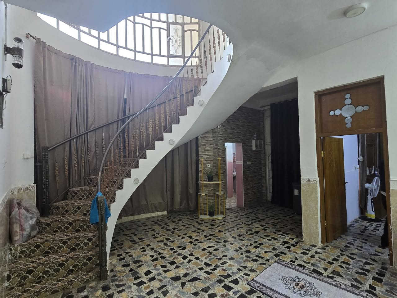📍 الموقع: شارع ستين قرب صيدلية كبسولة 
📐 المساحة: 200 بناء حديث
↔️ الواجهة: 10 متر
⬇️ النزال: 20 متر

🏢 عدد الطوابق: طابقين

🔹 التفاصيل:
🔸 الطابق الأول:
🛏️ غرفة عدد وحده 
🛋️ صالة
🛎️ استقبال
🍽️ مطبخ
🚿 حمام وصحيات
كراج 
ومنور
🔸 الطابق الثاني: 
غرفة عدد ثلاثة
صاله 
وحمام وصحيات 

⭐ المميزات:
✨ البيت مرتب وجاهز للسكن
📍 قريب من كافة الخدمات

💰 السعر: اكتب تم يجيك خاص

————————————
#متابعة_الصفحة
#نستقبل_جميع_عروضكم
———————————————————
🔺#للاستفسار الاتصال ع الارقام
***********📲 رسول
‏‪***********‬‏ 📲  ابو رسول
واتساب ***********
————————————
او زيارة مكتبنا متواجدين 11 صباحاً إلى 8 مساء 
🔺مكتب رسول الناصري للعقارات 
🔺العنوان:-شارع 60 مقابل صيدلية كبسولة

