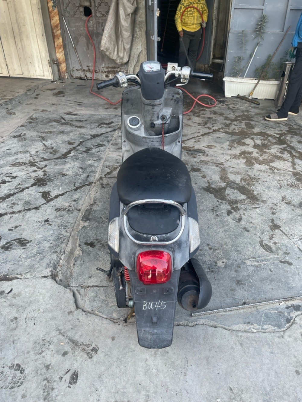 دراجة نارية قديمة موديل كيوتا بلون أسود. بحالة جيدة وتعمل بصورة جيدة. تقدملكم وسيلة نقل اقتصادية ومريحة للتنقل داخل المدينة، مثالية للاستخدام اليومي.