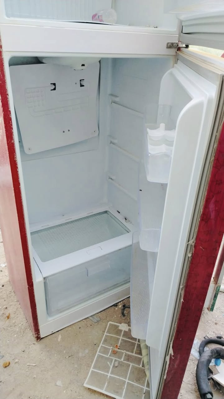 ثلاجات  حجم كبير بيها ليك حط سعر واخذها والثانيه ماطورها محترك
مغسله سعرها 25
مكان بصره
***********
