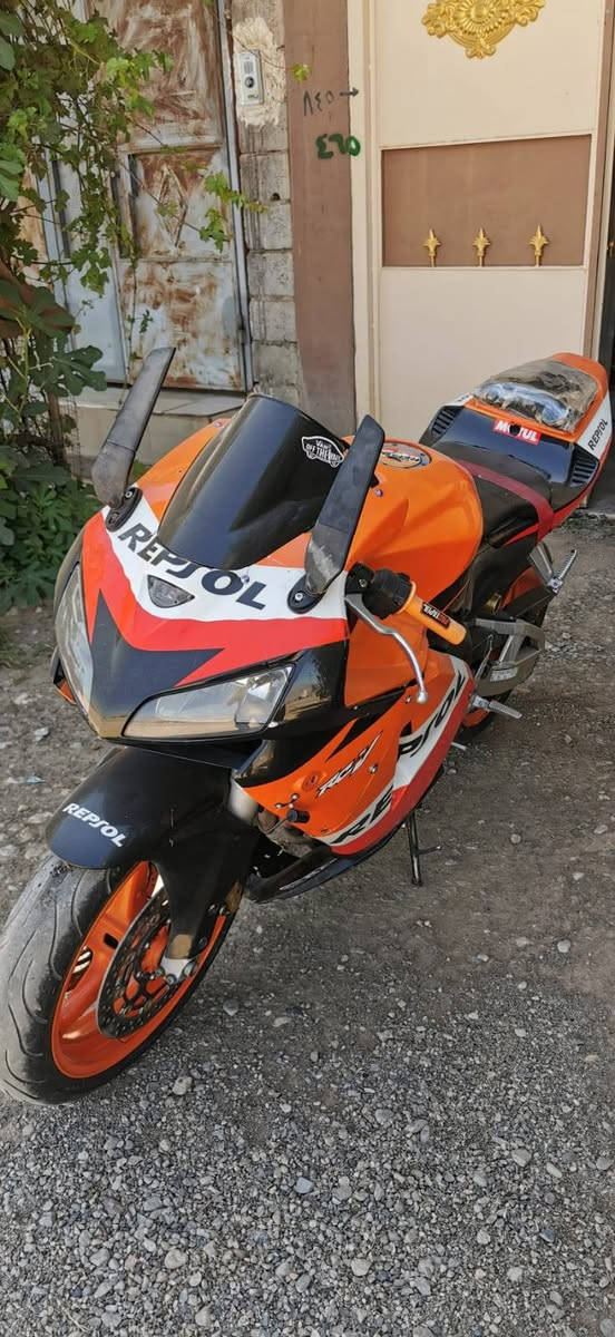 HONDA 600 RR MODEL 2006
ڕۆنی تازە و فلتەری تازە بۆ گۆڕدراوە . 
31  هەزار ڕۆشتوە .
تۆزێک دوکەڵی هەیە.
ناونیشان: سەید سادق .
***********
