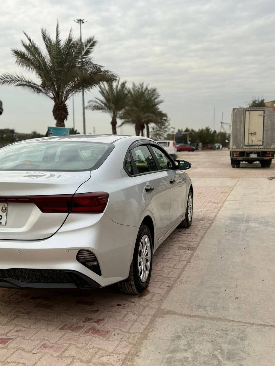 السلام عليكم سيراتو للبيع 23خليجي كفالة عدا بارد كد شبر مشأر بالصور وكارت عدها كفالة السعر 165وبيها مجال الاتصال ***********
