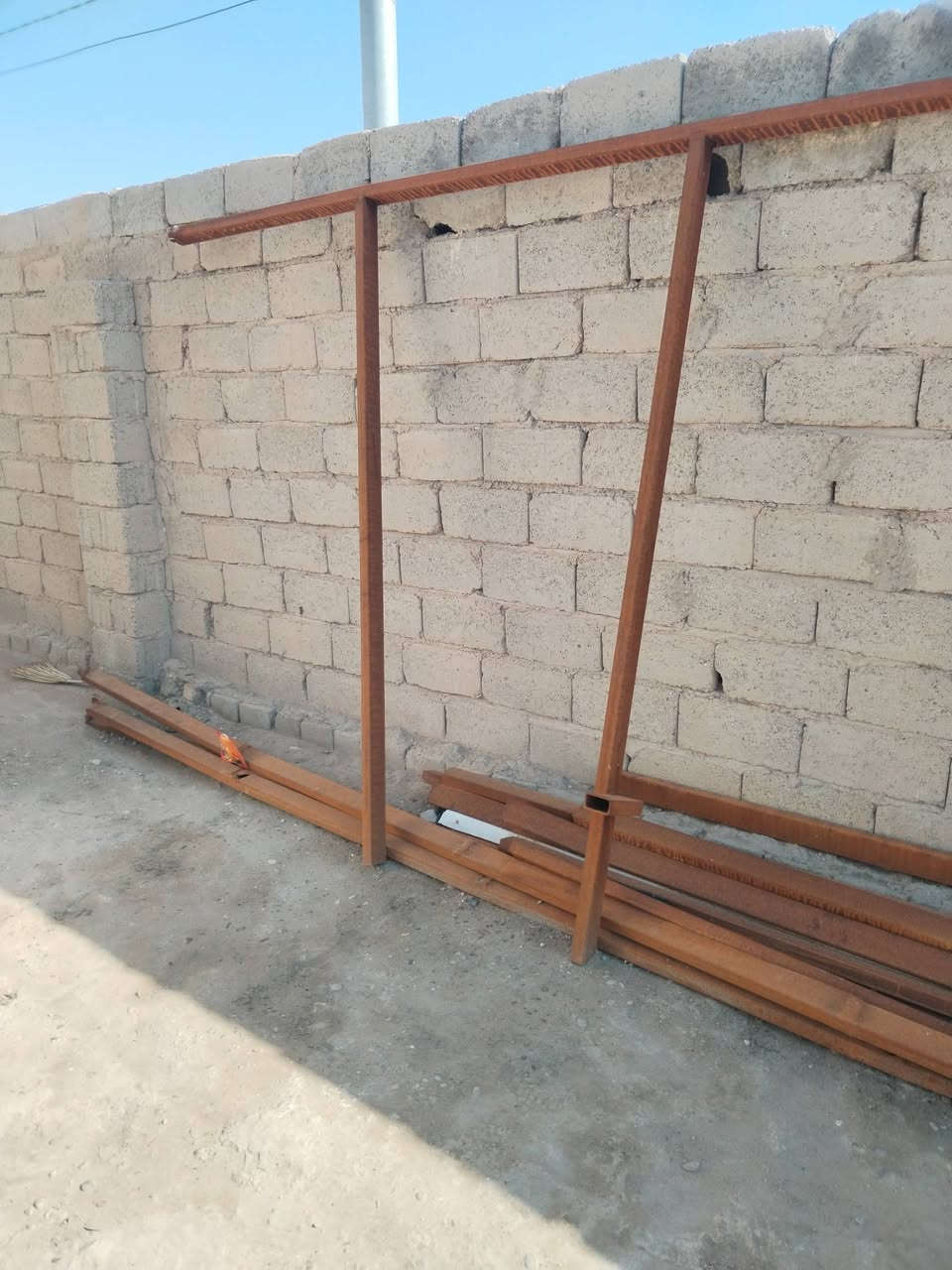 سلام عليكم حديد للبيع جديد بس لاحه المطر
***********
