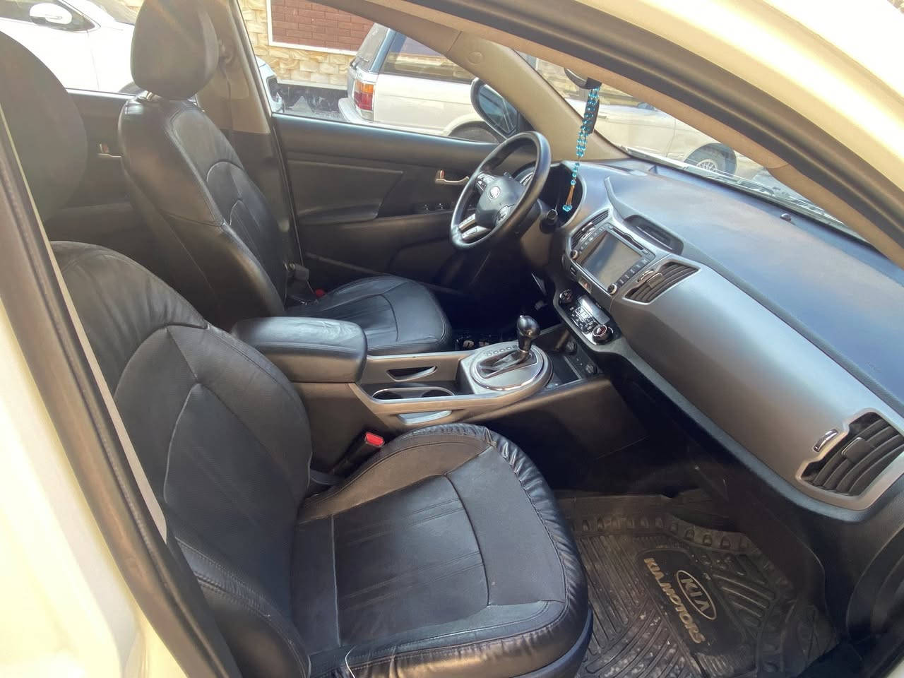 سبورتج ٢٠١٥ محرك ٢٤٠٠ وارد حادثها جداً بسيط
مواصفات EX فول الفول السعر ١٤٥ ورقه 
م قطعتين تبريد   داخل جلد بصمه   بناراما كشنات تدفئه تبريد
***********
