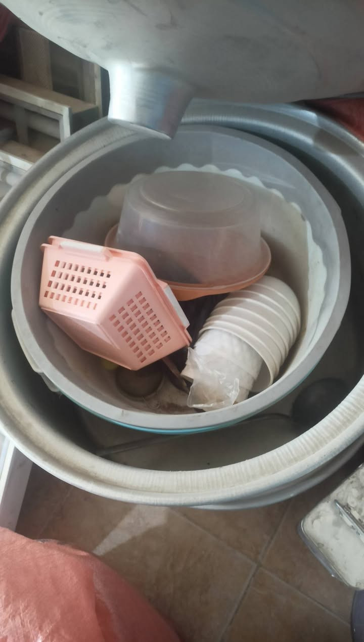 عرباته جاهزه مع الملحقات حديد مغلون ثقيل. طباخات اقتصاديه كل نقص مابيه ***********
