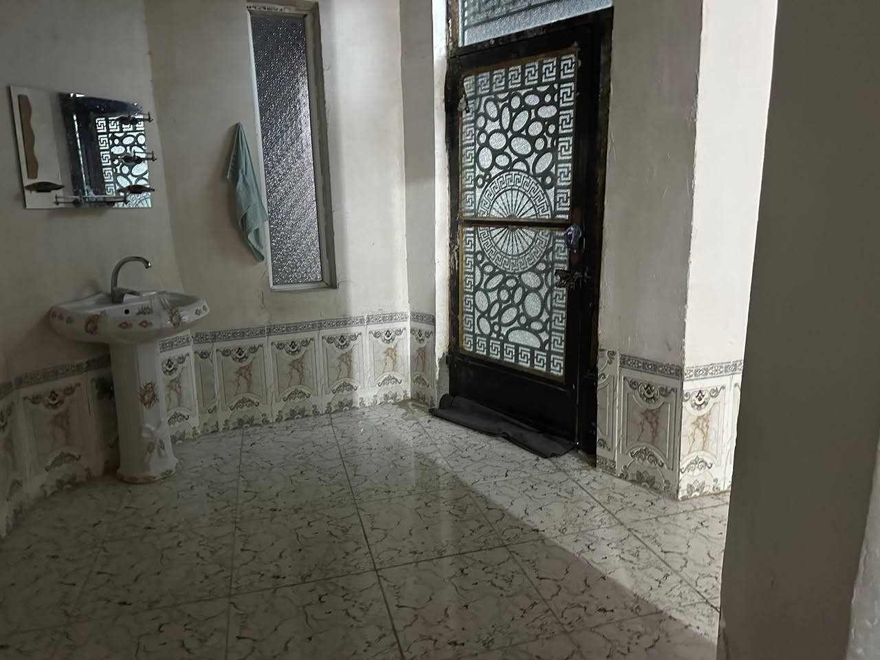 السلام عليكم يعني بلاش بسعر رمزي جداً موقعه ممتاز العلم حي الصمد
متكون من صاله ضيافه ربعه وهول وغرفتين ومطبخ ومجمع صحيات داخلي وخارجي كراج واسع حديقه واسعه مسيج مساحه 700 متر جميع الخدمات متوفره ماء كهرباء تبليط مباشر للاستفسار ***********
