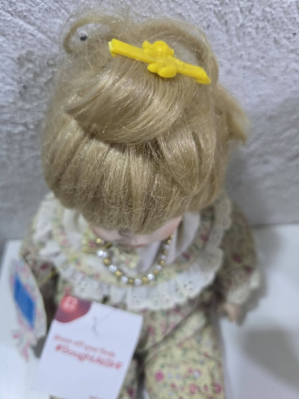 دمية بورسلين عتيقة انتيكة قطعة اصلية مختومة  (Vintage Porcelain Doll) تُعرف باسم "دانييلا" (Daniella) من مجموعة "The Classique Collection" الشهيرة
دمية خزفية نادرة  تُدعى "أليس" (Alice) من مجموعة The Promenade Collection الشهيرة. تم تصنيعها من البورسلين الناعم (Bisque Porcelain) وتتميز بملابسها الفيكتورية المزينة بالورود والدانتيل الأبيض. 
نظيفة جدا ترتدي قلادة مع اوراقهة الرسمية واماكن شرائها الاصلية متحمل الدمية ملصقًا يعود لـ مؤسسة القلب البريطانية (British Heart Foundation) مع هاشتاج #BoughtAtBHF، مما يوضح أنه تم شراؤها من متاجر الأعمال الخيرية التابعة للمؤسسة في المملكة المتحدة 
الحجم ٣٠ سم 
بيهة ضرر بالرأس من الخلف ممبين مغطي الشعر 
السعر 25 الف


**إذا كنت صاحب هذا الإعلان وتريد حذفه لأي سبب، رجاءا أرسل رسالة إلى الدعم الفني**